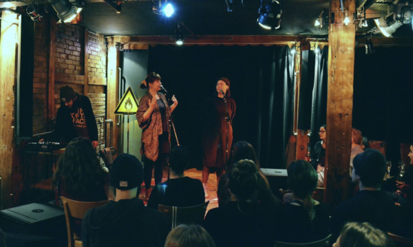 Nebeneinander Poetry Slam Show, Unter anderem mit: Selene Mastragelis (Basel), Julia Steiner (Luzern), Antonia Lia (St. Gallen), Livia Kozma (Winterthur) & Nadine Studer (Basel)